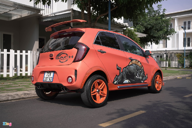 Về ngoại hình, Kia Morning bản độ này khoác lên mình lớp decal cam bắt mắt, đi kèm bộ mâm của BW cùng tông màu. Bên cạnh hình vẽ lợn rừng dữ tợn, vẻ ngoài của xe còn trở nên hầm hố hơn nhờ các chi tiết ốp crom trên cửa, gương, tay nắm cửa hay nẹp thân.