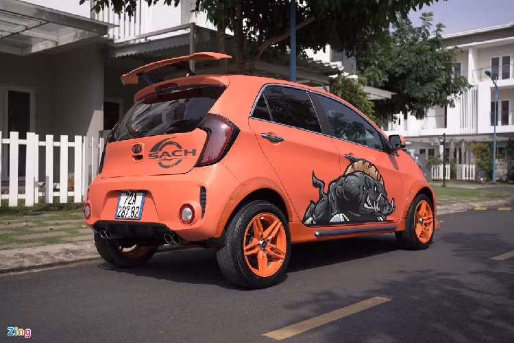 Về ngoại hình, Kia Morning bản độ này khoác lên mình lớp decal cam bắt mắt, đi kèm bộ mâm của BW cùng tông màu. Bên cạnh hình vẽ lợn rừng dữ tợn, vẻ ngoài của xe còn trở nên hầm hố hơn nhờ các chi tiết ốp crom trên cửa, gương, tay nắm cửa hay nẹp thân.