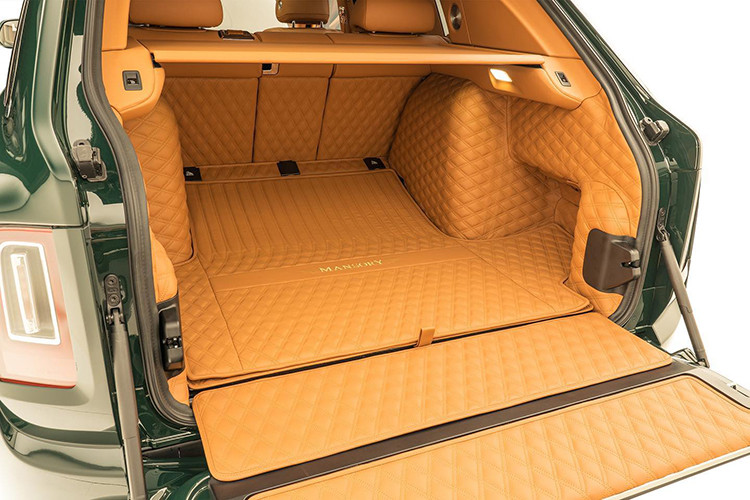 Bước vào bên trong chiếc Rolls-Royce Cullinan tỷ phú, tổng thể khoang cabin toát lên một vẻ sang trọng đến bất ngờ với chất liệu da màu vàng – nâu trên toàn bộ các chi tiết nội thất như hệ thống ghế, sàn xe, thanh ốp cửa, bảng điều khiển trung tâm, bề mặt taplo, hay cụm vô lăng kiểu mới.