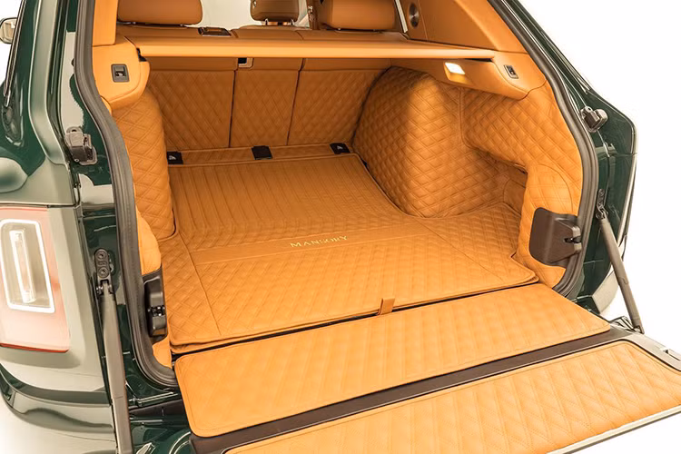 Bước vào bên trong chiếc Rolls-Royce Cullinan tỷ phú, tổng thể khoang cabin toát lên một vẻ sang trọng đến bất ngờ với chất liệu da màu vàng – nâu trên toàn bộ các chi tiết nội thất như hệ thống ghế, sàn xe, thanh ốp cửa, bảng điều khiển trung tâm, bề mặt taplo, hay cụm vô lăng kiểu mới.