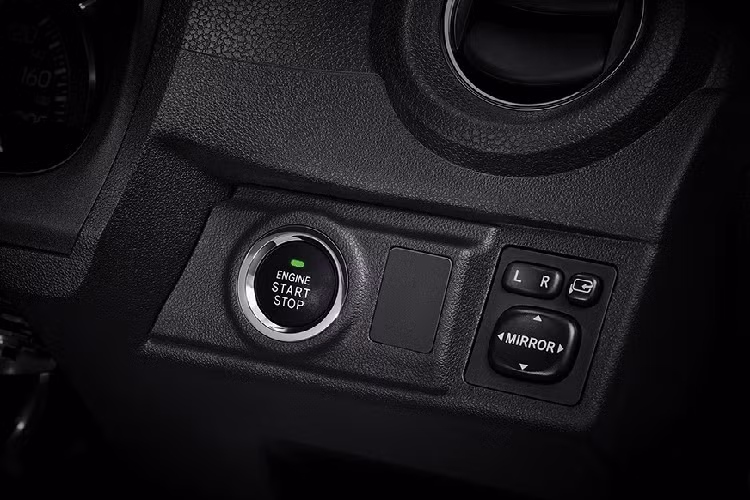 Thứ hai là động cơ xăng 4 xi-lanh, Dual VVT-i, dung tích 1,2 lít với công suất tối đa 88 mã lực tại tua máy 6.000 vòng/phút và mô-men xoắn cực đại 108 Nm tại tua máy 4.200 vòng/phút.