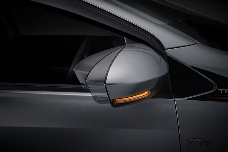 Ở phiên bản TRD, Toyota Wigo 2020 sẽ được trang bị thiết kế hốc đèn sương mù riêng, hầm hố và thể thao hơn. Ngoài ra, 2 góc nhọn của lưới tản nhiệt còn được bao quanh bằng chi tiết hình boomerang màu đỏ như đặc điểm nhận dạng riêng. Thêm vào đó là logo "TRD" ở khu vực gần cột A và trên cửa cốp sau.