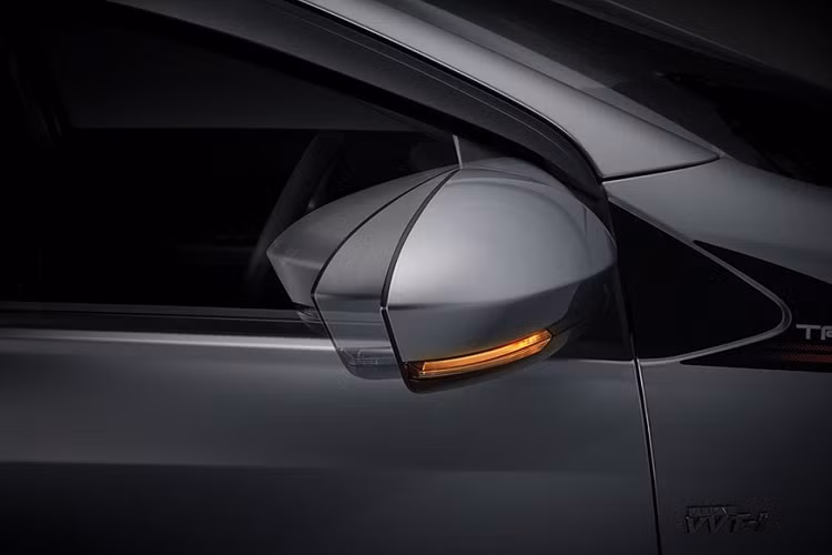 Ở phiên bản TRD, Toyota Wigo 2020 sẽ được trang bị thiết kế hốc đèn sương mù riêng, hầm hố và thể thao hơn. Ngoài ra, 2 góc nhọn của lưới tản nhiệt còn được bao quanh bằng chi tiết hình boomerang màu đỏ như đặc điểm nhận dạng riêng. Thêm vào đó là logo "TRD" ở khu vực gần cột A và trên cửa cốp sau.