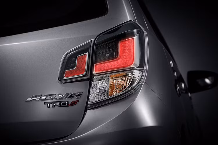 Theo đó, xe được bổ sung cản trước thiết kế lại và hốc đèn sương mù mới. Lưới tản nhiệt hình lục giác vẫn được giữ lại trên Toyota Wigo 2020 nhưng mắt lưới đã thay đổi. Vòng ra đằng sau, chúng ta sẽ thấy cụm đèn hậu với tạo hình mới bên trong.