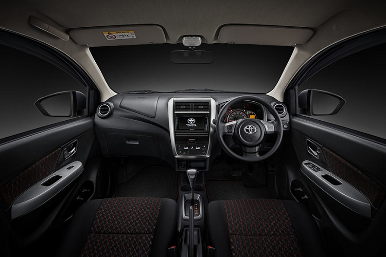 Bước vào bên trong Toyota Wigo 2020, khách hàng Indonesia được chào đón bằng cụm điều khiển trung tâm mới. Trên cụm điều khiển trung tâm này có màn hình trung tâm mới và các nút chỉnh điều hòa trên bản 1.2 G cũng như 1.2 G TRD. Riêng bản TRD sẽ có những trang bị "xịn" nhất như màn hình thông tin giải trí cảm ứng và nút bấm khởi động máy mới.