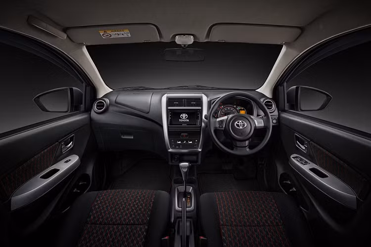 Bước vào bên trong Toyota Wigo 2020, khách hàng Indonesia được chào đón bằng cụm điều khiển trung tâm mới. Trên cụm điều khiển trung tâm này có màn hình trung tâm mới và các nút chỉnh điều hòa trên bản 1.2 G cũng như 1.2 G TRD. Riêng bản TRD sẽ có những trang bị "xịn" nhất như màn hình thông tin giải trí cảm ứng và nút bấm khởi động máy mới.