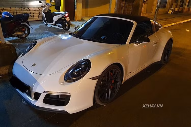Đây chính là chiếc Porsche 911 Targa 4 GTS mới đầu tiên tại Việt Nam, xe được nhập khẩu dưới diện chính hãng từ hồi cuối năm 2018 và nhanh chóng được "định cư" ở mảnh đất Sài thành nhộn nhịp. Tại thời điểm về nước hồi cuối năm 2018, giá xe Porsche 911 Targa 4 GTS tại Việt Nam niêm yết hơn 8,35 tỷ đồng. Tuy nhiên, chiếc xe này lại được trang bị thêm rất option khiến giá xe cũng theo đó tăng lên đến 11,253 tỷ đồng.