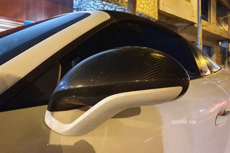 Điểm đặc biệt là toàn bộ phần mui mềm của xe khi hạ xuống sẽ được bảo vệ bằng một tấm kính lồng cỡ lớn. Theo nhà sản xuất, xe mất 18 giây để mở mui và 19 giây để đóng mui. Thêm vào đó là dải đèn LED chiếu sáng ban ngày nhỏ gọn hơn, chia làm 2 tầng projecter riêng biệt và được sơn màu đen, nhìn cực kỳ ấn tượng.