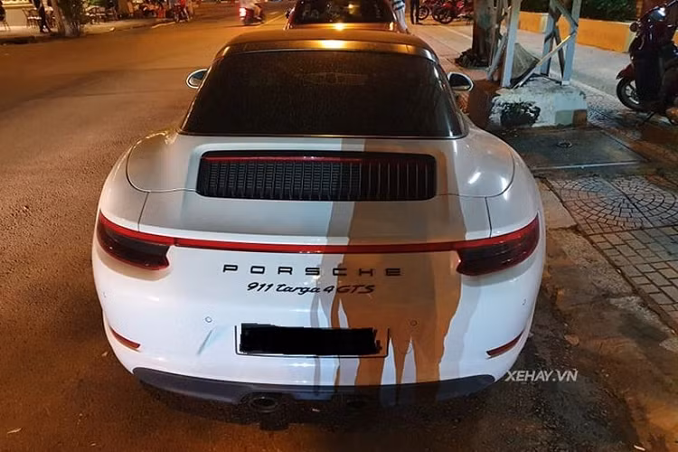Porsche 911 Targa 4 GTS mới là mẫu xe cao cấp trong dòng xe 911 Targa mui trần của thương hiệu xe thể thao hạng sang xứ Stuttgart. Chiếc xe thể thao sở hữu thiết kế đẹp mắt thu hút mọi ánh nhìn.