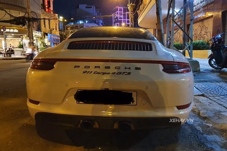 Xe được trang bị tiêu chuẩn cho xe bộ mâm đa chấu với ốc khóa tâm cùng kẹp phanh màu đỏ nổi bật. Bên hôn tiếp tục gây chú ý với vỏ gương được ốp carbon bóng tạo điểm nhấn trên bộ áo trắng kim loại của xe.