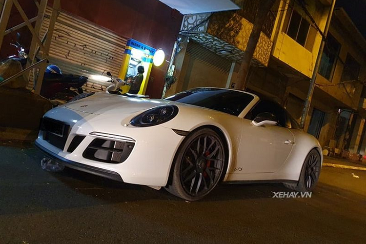 Đối với bên trong, Porsche cung cấp cho 911 Targa 4 GTS rất nhiều trang bị đắt tiền như da Alcantara cao cấp phủ kín nội thất, vô lăng, bảng điều khiển trung tâm và 2 bên hông cần số, ốp bậc đều được sử dụng vật liệu sợi carbon.