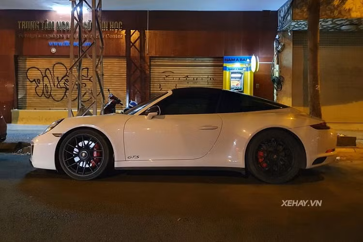 Ở phía sau, Porsche 911 Targa 4 GTS thế hệ 991 sở hữu cụm đèn hậu dạng LED với thiết kế trải dài ngang đuôi và có dạng 3D, logo Porsche 911 Targa 4 GTS được gắn phía sau và sơn màu đen, dòng chữ Targa gắn tại vị trí ngăn cách mui mềm và nắp kính, nắp động cơ có thiết kế dạng nan sọc, hệ thống ống xả đôi đặt gần vị trí trung tâm và cánh lướt gió thể thao với chức năng chỉnh điện.