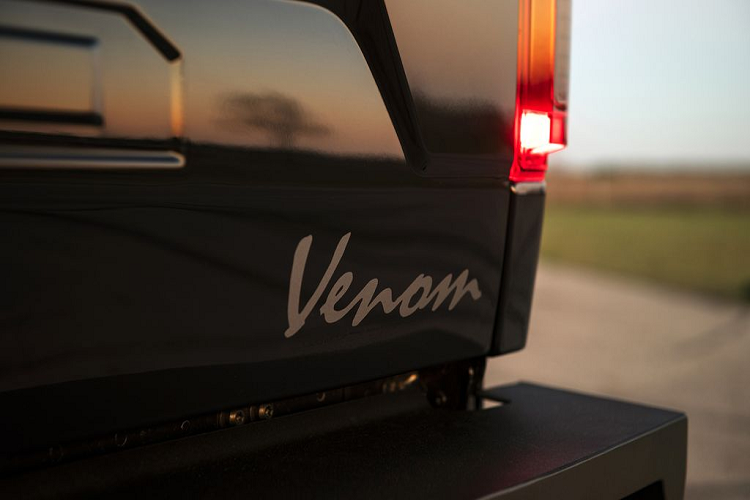 Bên cạnh các tỉnh chỉnh động cơ, F-150 Venom 775 còn được nâng cấp với bộ nâng gầm 6 inch, mâm xe 20-inch và bộ lốp Toyota Off-Road 35-inch giúp cải thiện khả năng off-road.