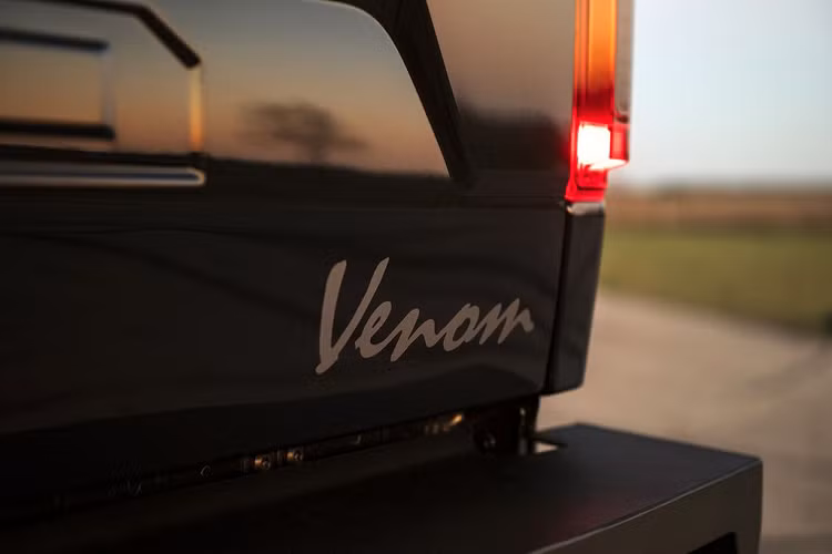 Bên cạnh các tỉnh chỉnh động cơ, F-150 Venom 775 còn được nâng cấp với bộ nâng gầm 6 inch, mâm xe 20-inch và bộ lốp Toyota Off-Road 35-inch giúp cải thiện khả năng off-road.