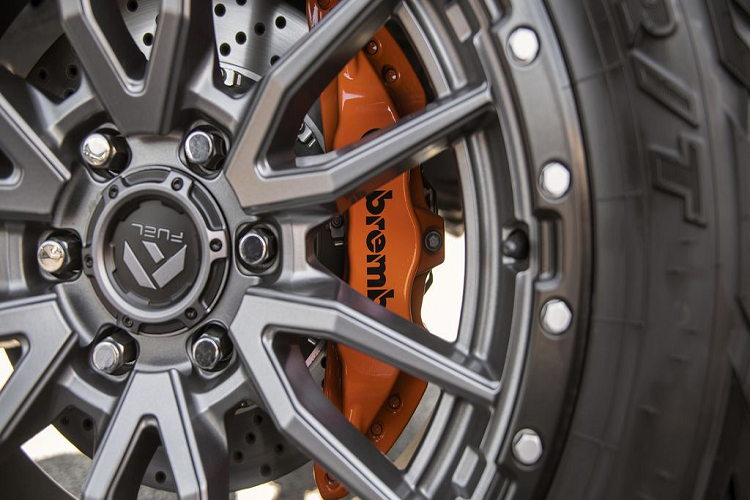 Theo thông tin từ phía hãng độ Hennessey, Venom 775 có khả năng tăng tốc từ 0 lên 96 km/h chỉ trong 4,0 giây, trong khi “xử đẹp” một phần tư dặm chỉ trong 12,1 giây tại tốc độ 186 km/h.