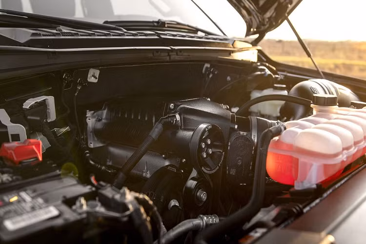 Một số thay đổi trực quan có thể kể tới như các vòm bánh to bản, một bộ cản trước từ Hennessey và thanh đèn LED. 