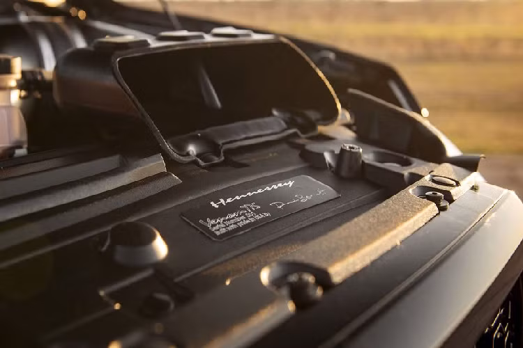 Ngoài ra, chiếc bán tải hạng nặng được trang bị thêm các kẹp phanh Brembo 6 piston phía trước cùng các đĩa phanh đục lỗ 15,1 inch.