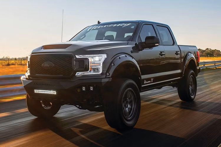 Và với một số điều chỉnh trên ECU, chiếc bán tải Ford F-150 Venom 775 sở hữu khối công suất cực đại không dưới 775 mã lực tại 7000 vòng / phút.