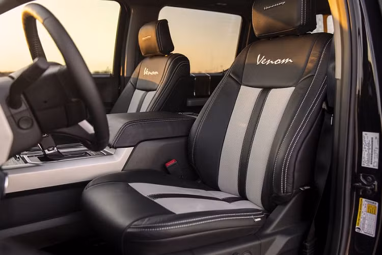 Khách hàng cũng có thể “tích” thêm các tùy chọn như bậc lên xuống, một bộ cản sau mới, một tấm mui xe với khe hút gió và khoang nội thất từ chất liệu da lộn.