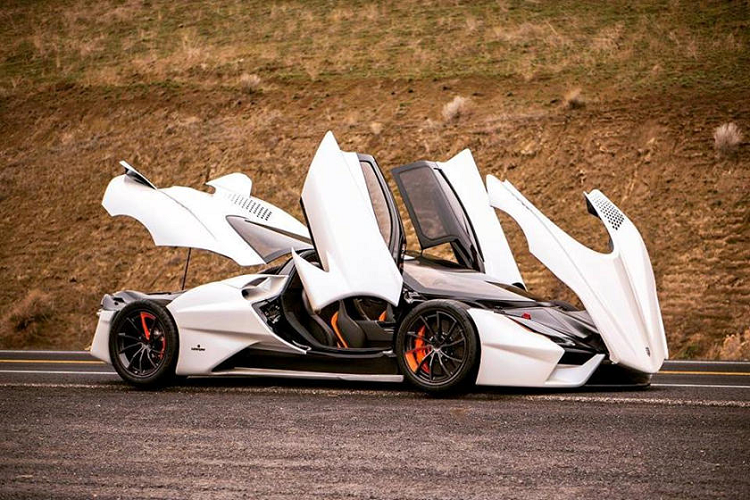 Trên phiên bản thương mại, SSC Tuatara sở hữu thiết kế tương tự như trên phiên bản concept được ra mắt vào năm 2011. Đi kèm với đó là một số những chi tiết được chỉnh sửa nhằm đem lại cho xe một vẻ ngoài trau chuốt hơn, hầm hố hơn.
