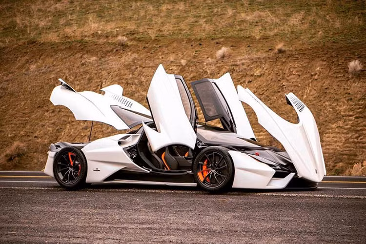 Trên phiên bản thương mại, SSC Tuatara sở hữu thiết kế tương tự như trên phiên bản concept được ra mắt vào năm 2011. Đi kèm với đó là một số những chi tiết được chỉnh sửa nhằm đem lại cho xe một vẻ ngoài trau chuốt hơn, hầm hố hơn.