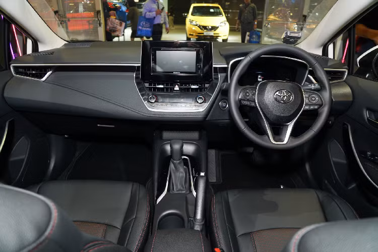 Nội thất Corolla Altis mới cũng được Toyota “đập đi xây lại” tái thiết kế mọi thứ từ ghế ngồi, thiết kế bảng táp-lô trung tâm cho đến cửa gió điều hoà. 