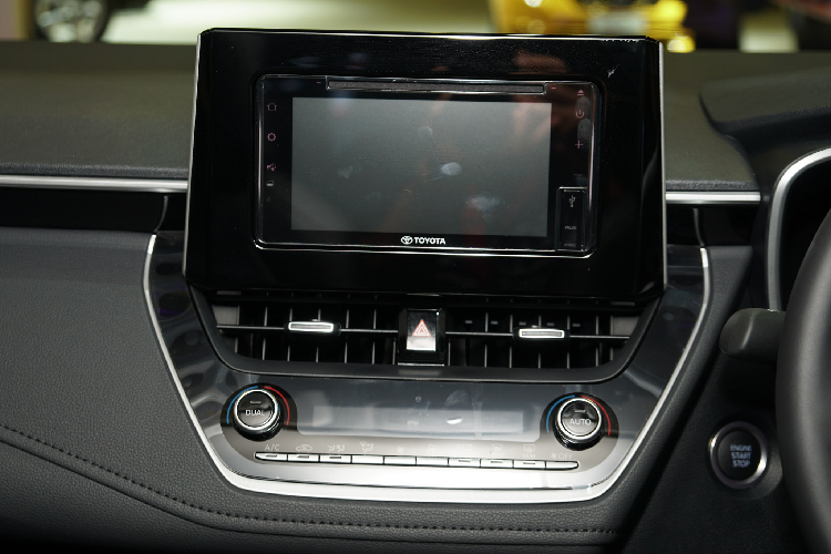 Xe được trang bị vô lăng 3 chấu mới tích hợp lẫy chuyển số, trang bị màn hình cảm ứng trung tâm kích thước 8 inch thiết kế nhô cao lên bảng táp-lô thời thượng. Altis cũng đi kèm với các trang bị quen thuộc như chìa khoá thông minh (keyless entry), khởi động bằng nút bấm Start/Stop,…