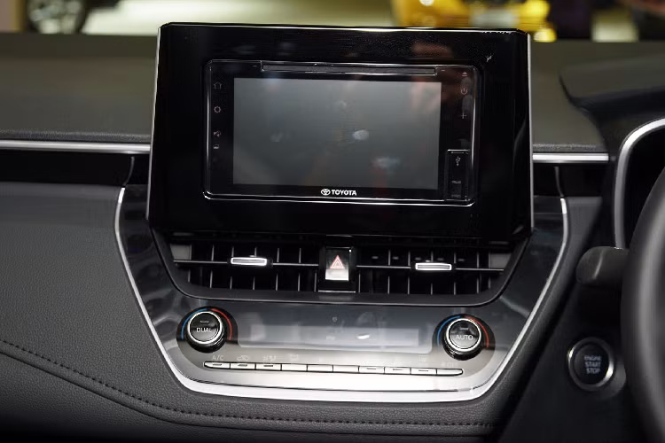 Xe được trang bị vô lăng 3 chấu mới tích hợp lẫy chuyển số, trang bị màn hình cảm ứng trung tâm kích thước 8 inch thiết kế nhô cao lên bảng táp-lô thời thượng. Altis cũng đi kèm với các trang bị quen thuộc như chìa khoá thông minh (keyless entry), khởi động bằng nút bấm Start/Stop,…