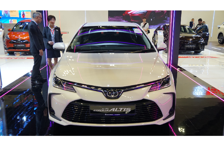 Tại thị trường Singapore, Toyota Corolla Altis 2020 mới được phân phối tổng cộng 03 phiên bản bao gồm: 2 phiên bản máy 1.6L (STANDARD và ELEGANCE) và phiên bản 1.8L Hybrid.