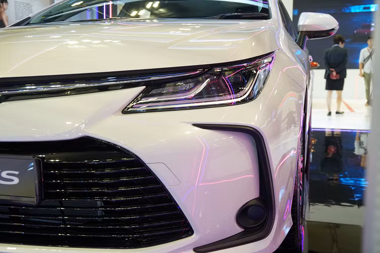 Ngoại thất của “tiểu Camry” mới được thiết kế sang trọng và cao cấp hơn trước. Xe được trang bị đèn pha Bi-LED + projector tích hợp đèn LED chiếu sáng ban ngày, cản trước tích hợp khe hút gió cỡ lớn như Camry. Tổng thể chiếc sedan thêm hài hoà hơn với ‘’dàn chân’’ lắp bộ mâm 17 inch đa chấu (225/45 R17).