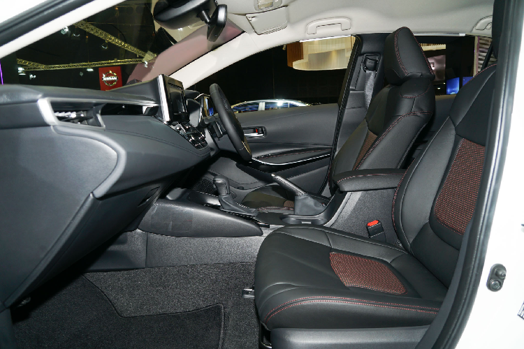 Cụ thể so với thế hệ cũ, chiều dài tổng thể của Corolla Altis đã tăng hơn +10 mm đạt 4.630 mm, rộng hơn +5 mm đạt 1.780 mm và thấp hơn -45 mm (1.435 mm) so với thế hệ trước đây. Trong khi đó, chiều dài cơ sở vẫn được giữ nguyên ở mức 2.700 mm.