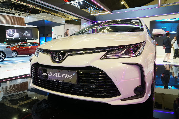 Quay trở lại Corolla Altis tại thị trường Singapore, phiên bản ELEGANCE sử dụng động cơ xăng 4 cyl dung tích 1.6L (1.598cc) hút khí tự nhiên (N/A) cho công suất tối đa 129 mã lực tại 6.400 v/p và mô-men xoắn cực đại 159Nm đạt được tại 4.200 v/p. Sức mạnh được truyền xuống cầu trước (FWD) thông qua hộp số tự động vô cấp (CVT) giả lập 7 cấp số.