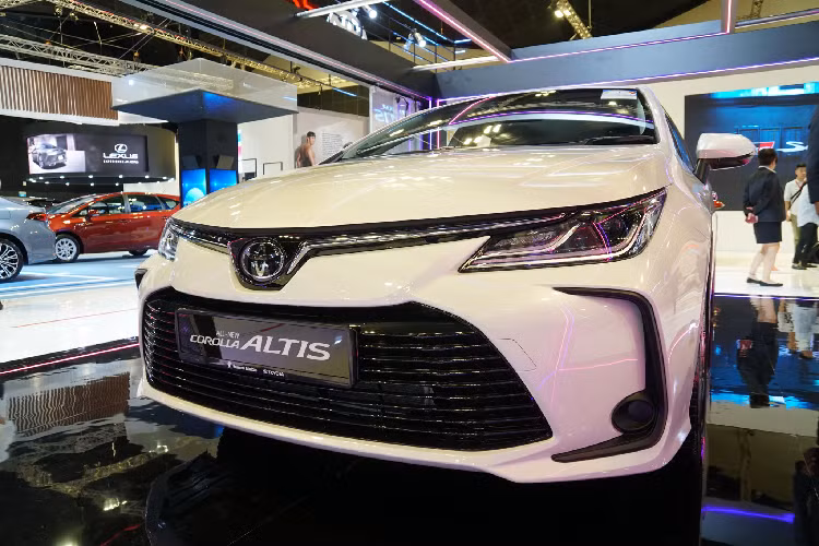 Quay trở lại Corolla Altis tại thị trường Singapore, phiên bản ELEGANCE sử dụng động cơ xăng 4 cyl dung tích 1.6L (1.598cc) hút khí tự nhiên (N/A) cho công suất tối đa 129 mã lực tại 6.400 v/p và mô-men xoắn cực đại 159Nm đạt được tại 4.200 v/p. Sức mạnh được truyền xuống cầu trước (FWD) thông qua hộp số tự động vô cấp (CVT) giả lập 7 cấp số.