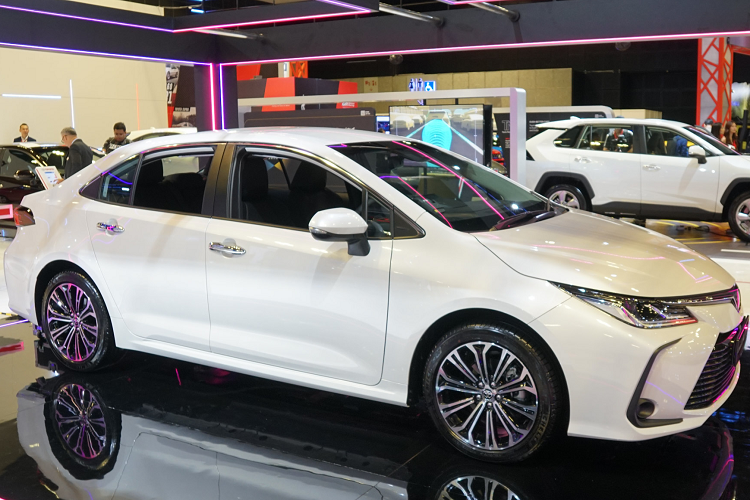 Giá xe Toyota Corolla Altis 2020 thế hệ mới được trưng bày tại triển lãm thuộc phiên bản 1.6L ELEGANCE được niêm yết 103.888 SGD (tương đương 1,78 tỷ đồng) thị trường Singapore. Mức giá này cao gấp 2 lần so với giá xe Altis lắp ráp tại Việt Nam.