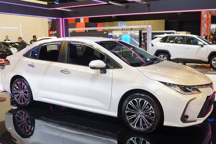 Giá xe Toyota Corolla Altis 2020 thế hệ mới được trưng bày tại triển lãm thuộc phiên bản 1.6L ELEGANCE được niêm yết 103.888 SGD (tương đương 1,78 tỷ đồng) thị trường Singapore. Mức giá này cao gấp 2 lần so với giá xe Altis lắp ráp tại Việt Nam.