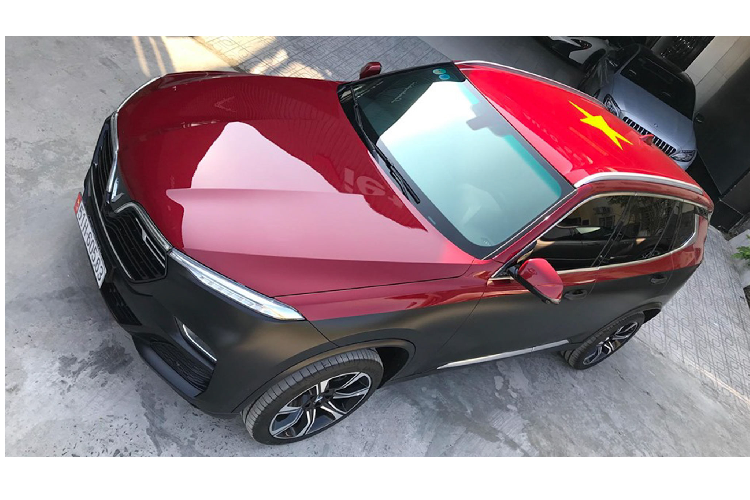 Hiện tại, Lux SA2.0 được bán ra tổng cộng 03 phiên bản (Tiêu chuẩn, Plus và Premium). Giá xe VinFast Lux SA2.0 dao động từ 1,530 – 1,803 tỷ đồng. Xe được trang bị động cơ 2.0L tăng áp cho công suất tối đa 228 mã lực và mô men xoắn cực đại 350Nm, kết hợp với hộp số tự động 8 cấp.