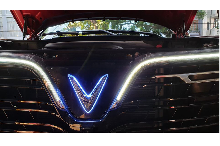 Theo anh Trung đến từ Khắc Trung Auto – Một địa chỉ độ đèn xe hơi có tiếng tại TP. HCM chia sẻ chia phí để nâng cấp viền logo trang trí chỉ 1 triệu đồng và thời gian nâng cấp khá nhanh chóng. Viền LED cho logo VinFast có thể thay đổi màu dễ dàng theo sở thích của chủ xe, ở chiếc xe này, đèn logo được chọn là màu xanh.