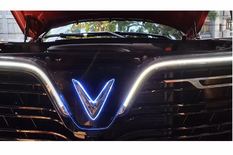 Theo anh Trung đến từ Khắc Trung Auto – Một địa chỉ độ đèn xe hơi có tiếng tại TP. HCM chia sẻ chia phí để nâng cấp viền logo trang trí chỉ 1 triệu đồng và thời gian nâng cấp khá nhanh chóng. Viền LED cho logo VinFast có thể thay đổi màu dễ dàng theo sở thích của chủ xe, ở chiếc xe này, đèn logo được chọn là màu xanh.