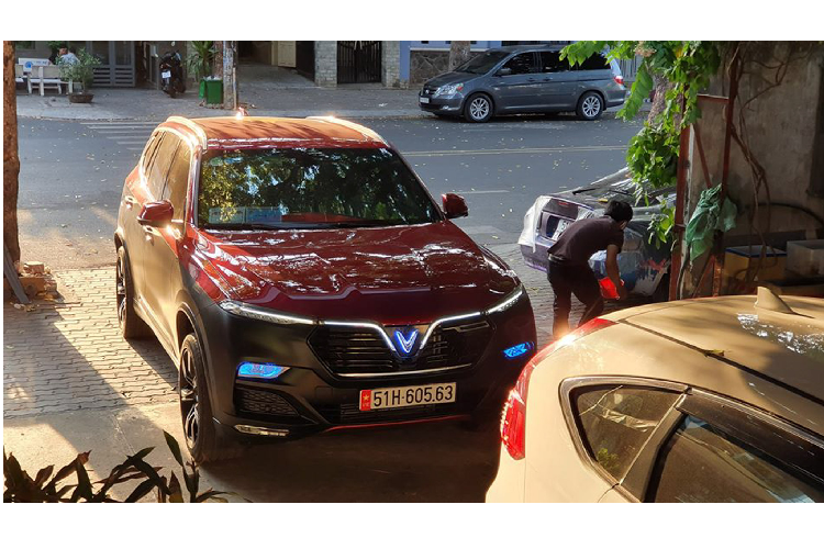 Có thể khẳng định đây là chiếc VinFast LuxSA 2.0 độ logo phát sáng đầu tiên tại Việt Nam. Phong cách độ logo với viền đèn LED phát sáng này thường được bắt gặp trên xe “Mercedes-Benz” dưới dạng phụ kiện đồ chơi nâng cấp.