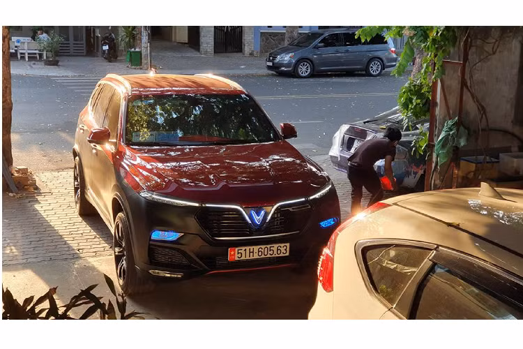 Có thể khẳng định đây là chiếc VinFast LuxSA 2.0 độ logo phát sáng đầu tiên tại Việt Nam. Phong cách độ logo với viền đèn LED phát sáng này thường được bắt gặp trên xe “Mercedes-Benz” dưới dạng phụ kiện đồ chơi nâng cấp.