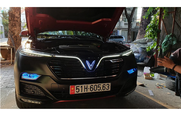 Bên cạnh đó, để tăng cường hiệu suất chiếu sáng cho xe, chiếc VinFast LuxSA 2.0 đã được độ thêm 4 đèn pha Bi-LED từ thương hiệu Domax với chi phí 19,8 triệu đồng, ngoài ra “thần đèn” – anh Trung cho biết còn nhiều dòng đèn bi-LED với mức giá thấp hơn để phù hợp với túi tiền của khách hàng.