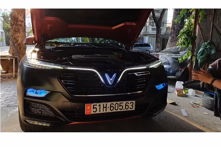 Bên cạnh đó, để tăng cường hiệu suất chiếu sáng cho xe, chiếc VinFast LuxSA 2.0 đã được độ thêm 4 đèn pha Bi-LED từ thương hiệu Domax với chi phí 19,8 triệu đồng, ngoài ra “thần đèn” – anh Trung cho biết còn nhiều dòng đèn bi-LED với mức giá thấp hơn để phù hợp với túi tiền của khách hàng.