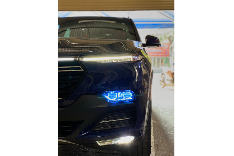 Hồi cuối năm ngoái, chiếc VinFast LuxSA 2.0 này cũng được chủ nhân trang trí bằng cách sơn hai tông màu ngoại thất, một nửa ngoại thất xe được khoác lên lớp sơn lột cao cấp có tên ‘’DipYourCar’’ được thi công tại garage Việt Mỹ. Trong khi nửa phần trên giữ lại màu Đỏ “zin” nguyên bản của xe. Lớp sơn được phun lên thân xe màu đên mờ có tên gọi là “Satin Black”.