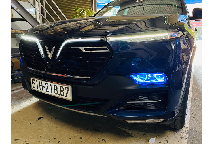 Đèn pha Bi-LED được nâng cấp trên xe SUV VinFast LuxSA 2.0 mang lại hiệu suất chiếu sáng tốt hơn so với đèn pha nguyên bản. Cụm đèn pha hiệu suất chiếu sáng tốt sẽ giúp người lái không phải “căng con mắt” ra để quan sát phía trước, hạn chế nhiều rủi ro khi lái xe trên những cung đường thiếu ánh sáng.
