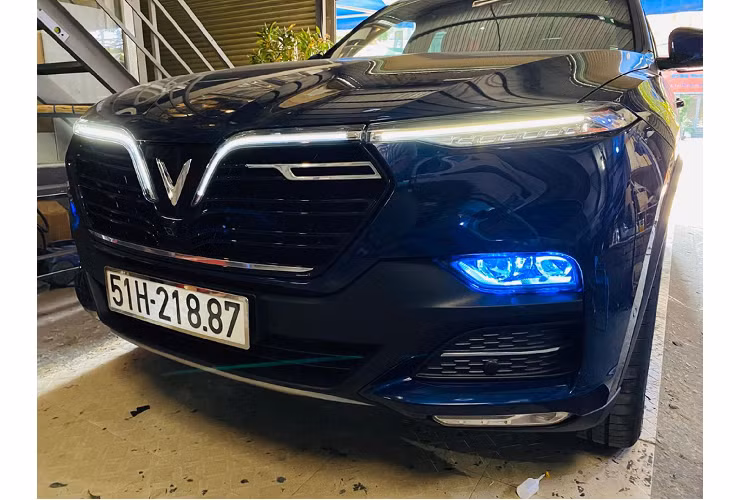 Đèn pha Bi-LED được nâng cấp trên xe SUV VinFast LuxSA 2.0 mang lại hiệu suất chiếu sáng tốt hơn so với đèn pha nguyên bản. Cụm đèn pha hiệu suất chiếu sáng tốt sẽ giúp người lái không phải “căng con mắt” ra để quan sát phía trước, hạn chế nhiều rủi ro khi lái xe trên những cung đường thiếu ánh sáng.