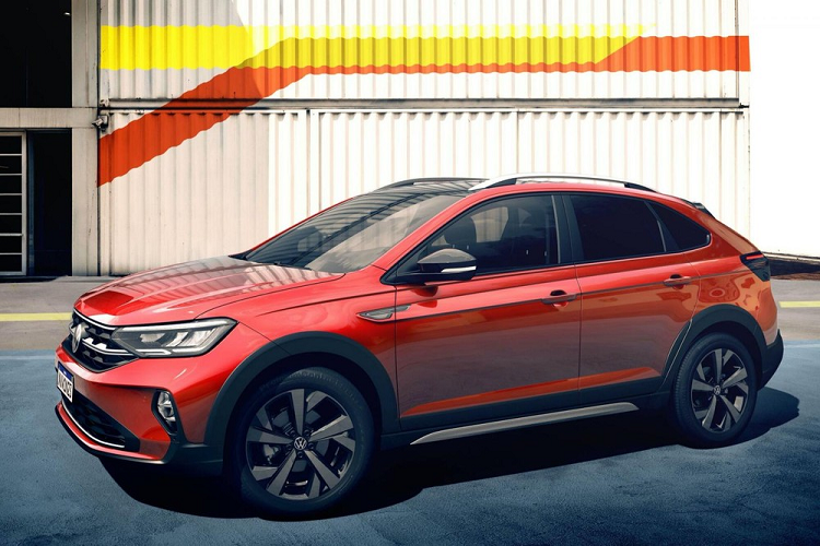 Bên ngoài, Volkswagen Nivus 2021 trông như phiên bản crossover của Polo với thiết kế hầm hố hơn nhờ chiều cao gầm tăng lên và nẹp thân xe bằng nhựa.