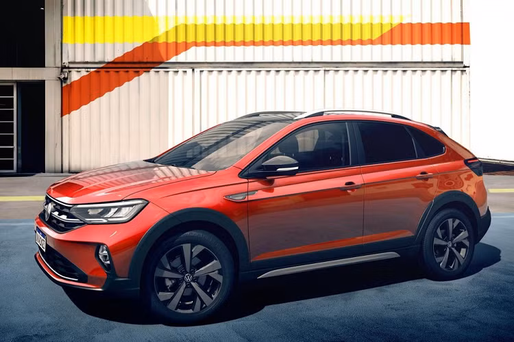 Bên ngoài, Volkswagen Nivus 2021 trông như phiên bản crossover của Polo với thiết kế hầm hố hơn nhờ chiều cao gầm tăng lên và nẹp thân xe bằng nhựa.