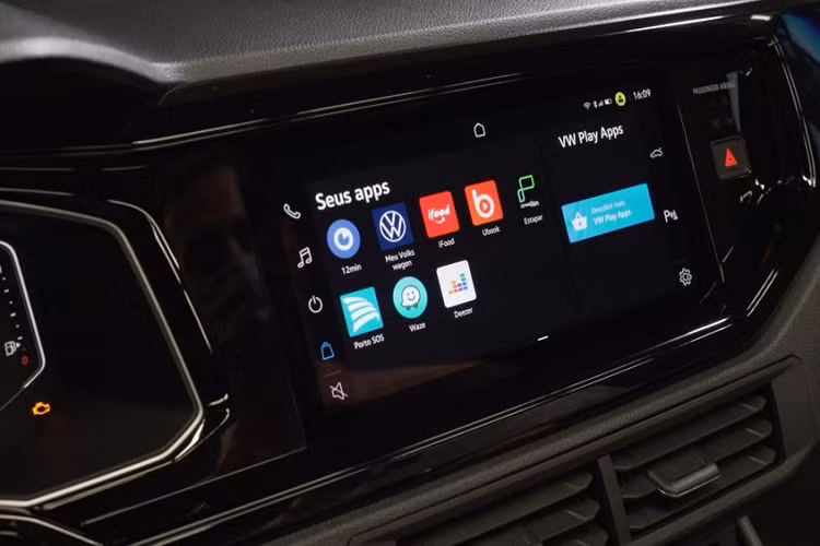 Nhờ màn hình trung tâm cỡ lớn nên hãng Volkswagen có thể giảm bớt số lượng nút bấm cơ học cho Nivus 2021. Ngoài ra, màn hình này còn cho phép người dùng truy cập cửa hàng ảo Volkswagen Play Apps.