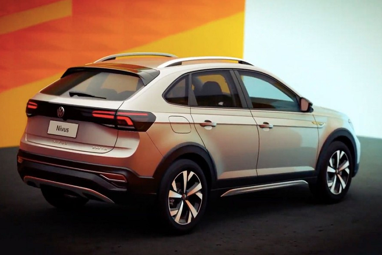 Xe sở hữu cụm đèn pha LED mượt mà, nóc dốc về phía sau, bộ vành hợp kim 17 inch và cánh gió mui khá lớn.