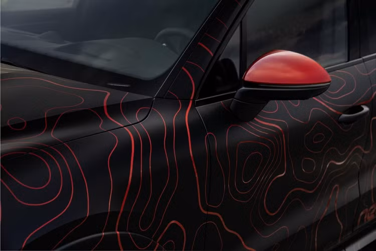 Để so sánh, khối động cơ tăng áp kép V8 dung tích 4.0 lít nguyên bản của Cayenne Turbo vốn chỉ sản sinh 542 mã lực và 770 Nm mô-men xoắn cực đại, hoạt động phối hợp một hộp số tự động 8 cấp và hệ dẫn động 4 bánh.